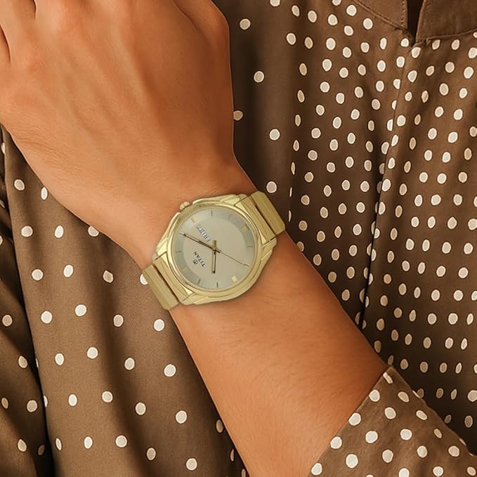 STYLISH TITAN ANALOG WATCH WITH DAY & DATE - GOLDEN piqnsv-2x